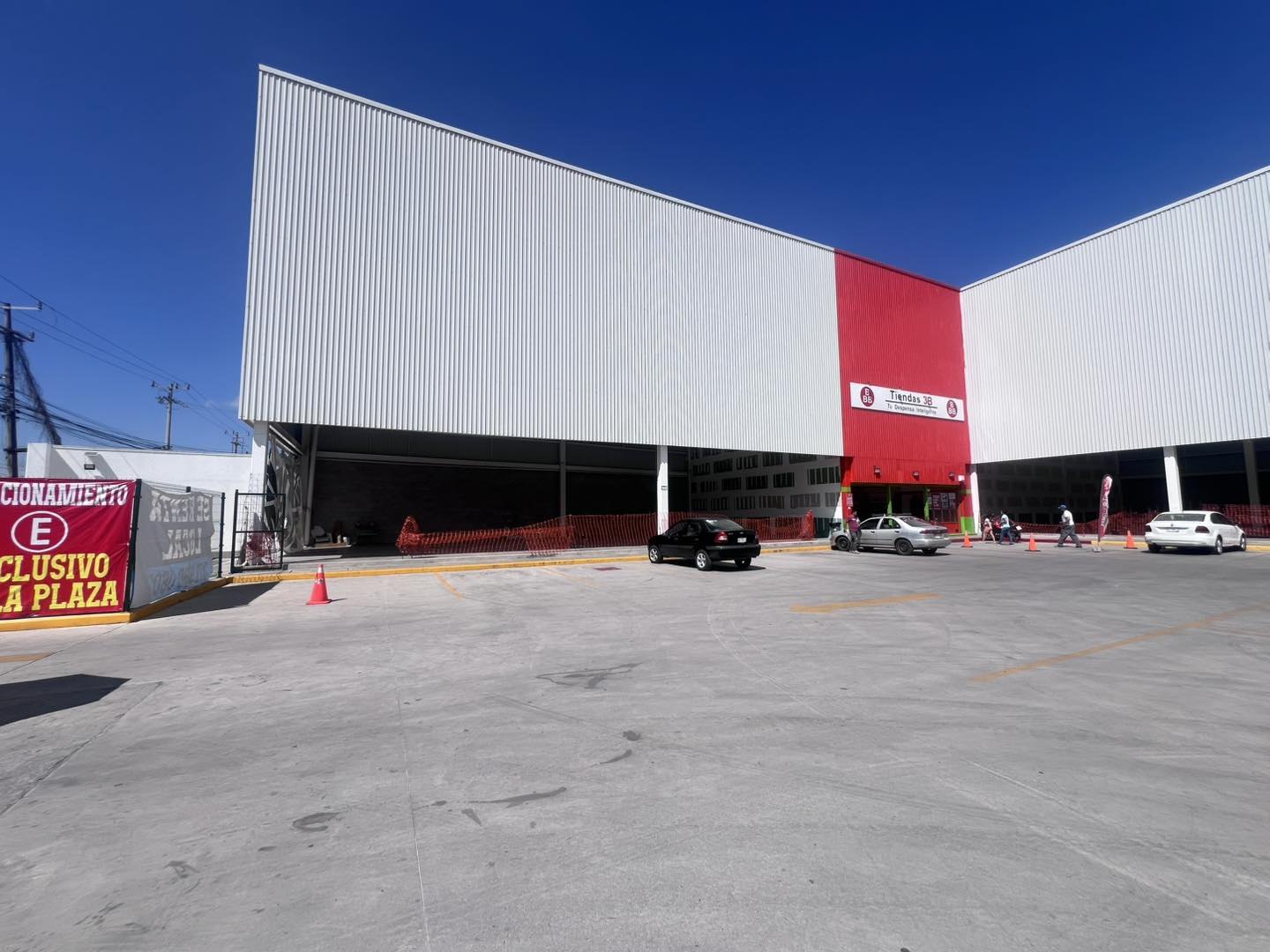 Plaza comercial con Tiendas 3B