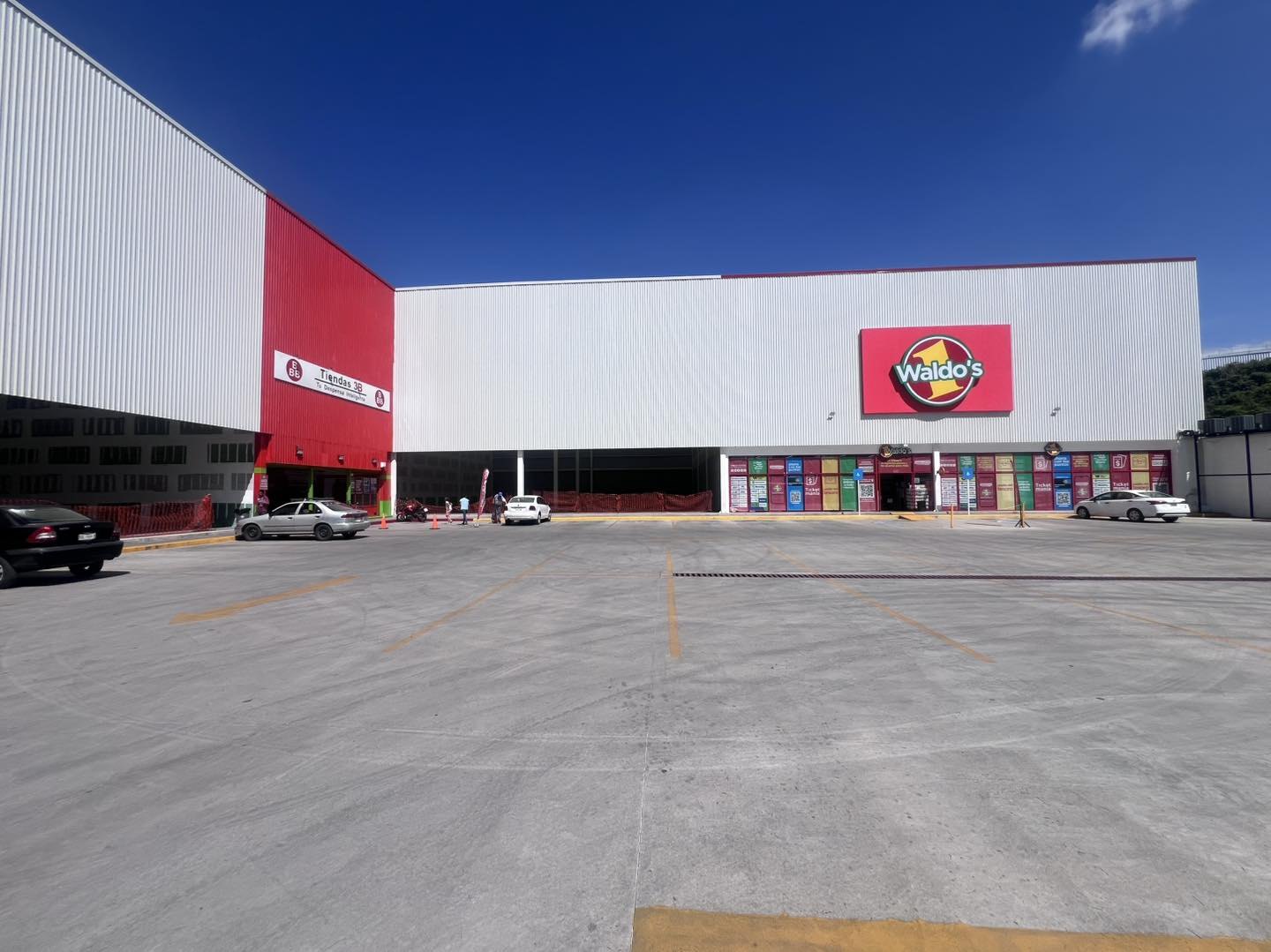 Plaza comercial con Waldo's